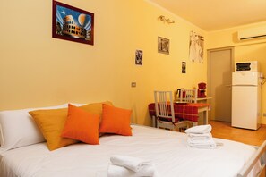 Iron/ironing board, free WiFi, bed sheets