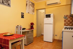 Réfrigérateur, micro-ondes, plaque de cuisson, cafetiÚre/bouilloire