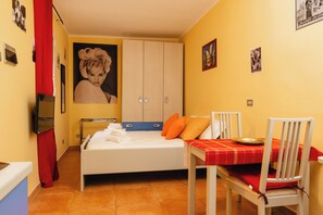 Iron/ironing board, free WiFi, bed sheets