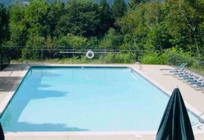 Outdoor pool - 3-bed, 3.5 bath condo in Intervale WiFi, AC, Ski, Foliage, Hiking, POOL (Bartlett)