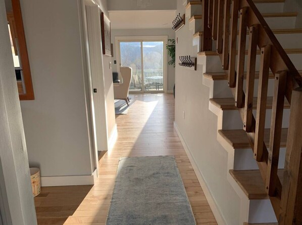 Interior - 3-bed, 3.5 bath condo in Intervale WiFi, AC, Ski, Foliage, Hiking, POOL (Bartlett)