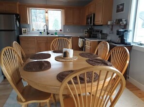 Dining - 3-bed, 3.5 bath condo in Intervale WiFi, AC, Ski, Foliage, Hiking, POOL (Bartlett)