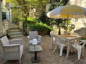 Outdoor dining - Le Passage du Roi: Historic TownHouse, Charming Courtyard - Steps from Chateau! (Amboise)