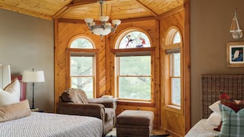3 bedrooms, desk, travel crib, WiFi