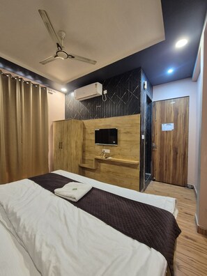 Superior Room, Balcony, City View | Free WiFi