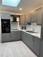 Refrigerador con freezer, microondas, horno, placa de cocina