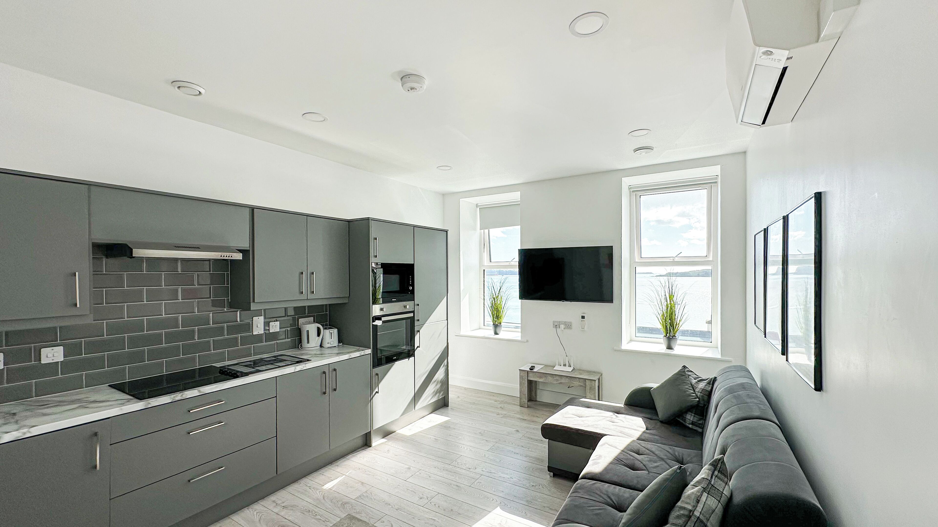 Sea View 1 Bedroom Apartment | 起居區 | 65-吋智慧型電視，提供衛星頻道