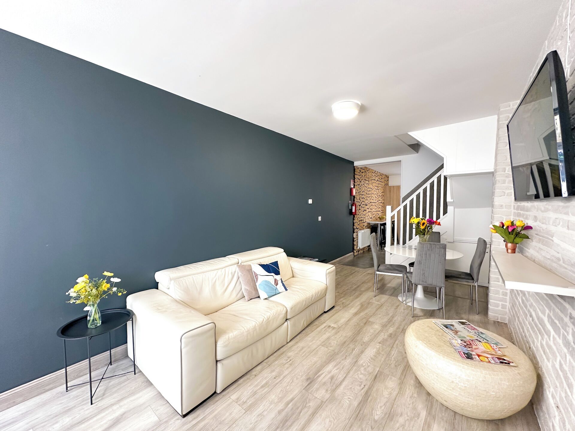 Townhouse – design | Oppholdsområde | En 65-tommers smart-TV med Parabol-TV