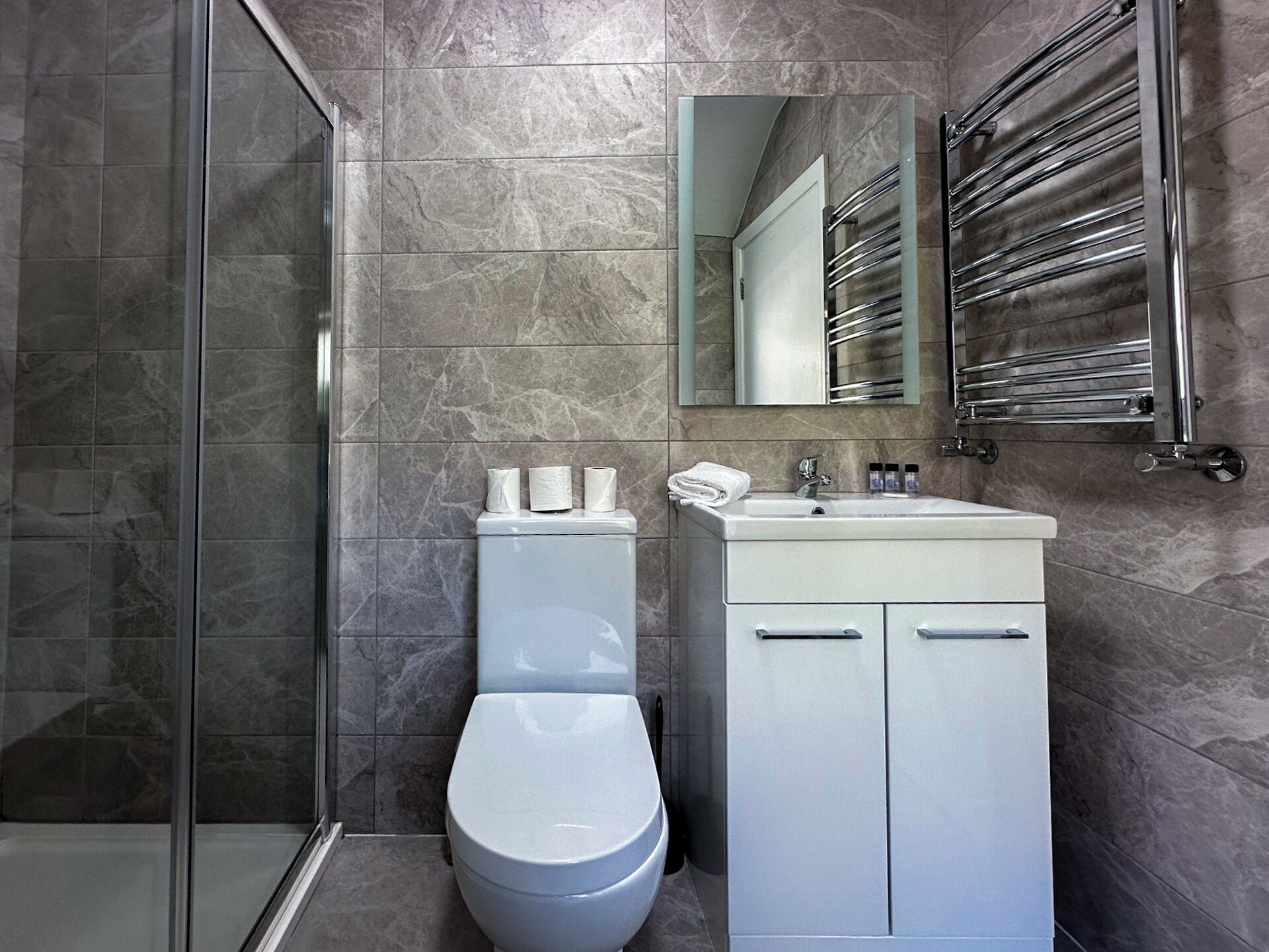 Stunning Harbour View 2 Bedroom Apartment | 욕실