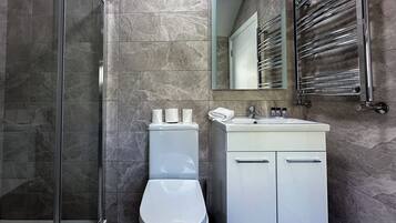Stunning Harbour View 2 Bedroom Apartment | Bathroom