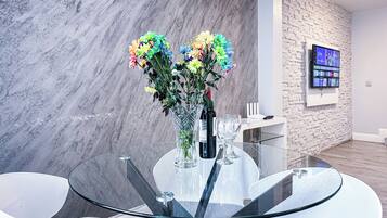 Superior Town Centre 2 Bedroom Apartment | Zona de estar | Smart TV de 65 pulgadas con canales por satélite