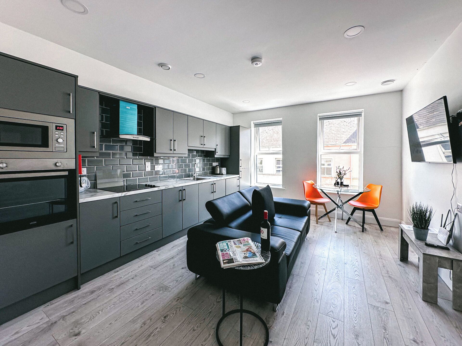 Deluxe 1 Bedroom Apartment Twin | Oppholdsområde | En 65-tommers smart-TV med Parabol-TV