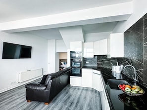 Studio Standard | Vardagsrum | 65-tums smart-tv med satellitkanaler