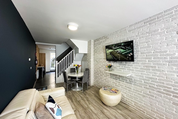 Casa geminada design | Área de estar | Smart TV 65 polegadas com canais via satélite