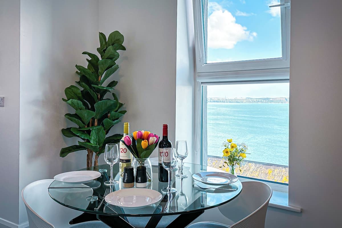 Deluxe cottage | Woonruimte | Een 65-inch smart-tv met satellietzenders