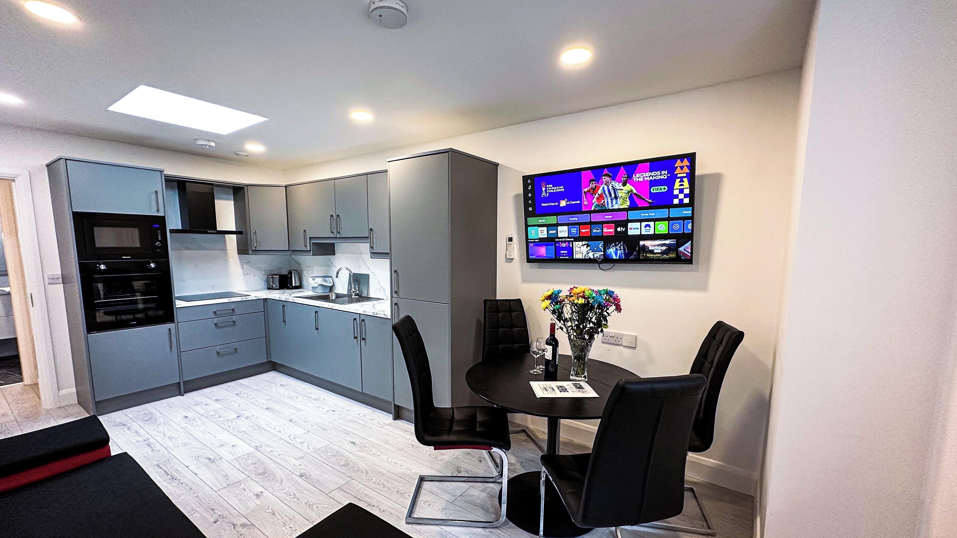 En 65-tommers smart-TV med Parabol-TV