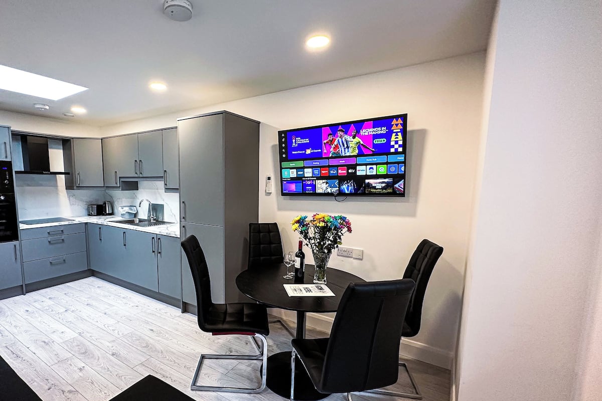 Een 65-inch smart-tv met satellietzenders