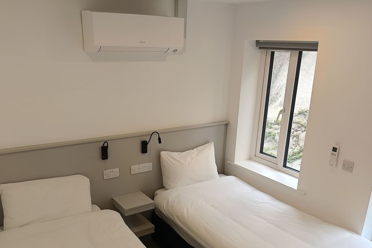 Deluxe 1 Bedroom Apartment Twin | 2 habitaciones, tabla de planchar con plancha y wifi gratis