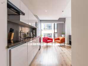 Apartment (410) | Private kitchen | Microwave, blender, cookware/dishes/utensils - Luhho by Wynwood House (Bogotá)