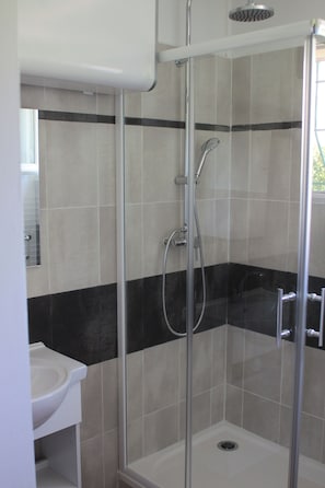 Douche, sèche-cheveux