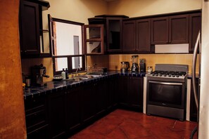 Fridge, microwave, oven, stovetop - 4BR 4BA - Group-Friendly house in Antigua w Jacuzzi, Theater, Starlink Internet (Antigua Guatemala)