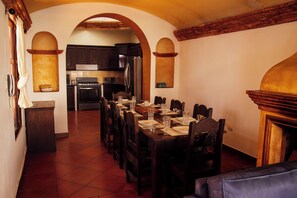 Dining - 4BR 4BA - Group-Friendly house in Antigua w Jacuzzi, Theater, Starlink Internet (Antigua Guatemala)