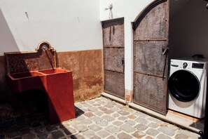 Property grounds - 4BR 4BA - Group-Friendly house in Antigua w Jacuzzi, Theater, Starlink Internet (Antigua Guatemala)