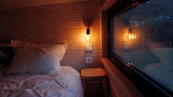 Cabin | 2 bedrooms, iron/ironing board, bed sheets