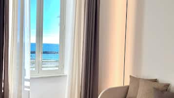 Escritorio, espacio para trabajar con laptop y wifi gratis