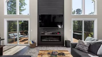 TV connectée, cheminée, jeux vidéo, baby-foot