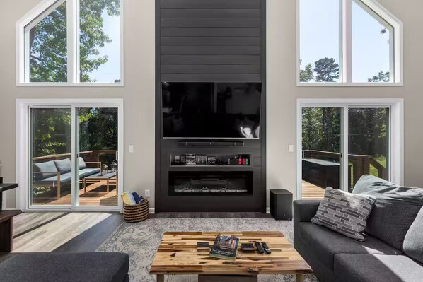 Smart TV, fireplace, video games, table football - Cozy Family Lakehouse with Winter Lakeview, Hot Tub, Arcade, Mini Golf, Kng Beds (Gainesville)