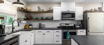 Charming Gainesville Lakehouse with Hot Tub, Arcade Room, Mini Golf, King Beds