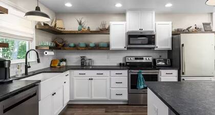 Charming Gainesville Lakehouse with Hot Tub, Arcade Room, Mini Golf, King Beds