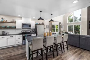 Fridge, microwave, oven, stovetop - Cozy Family Lakehouse with Winter Lakeview, Hot Tub, Arcade, Mini Golf, Kng Beds (Gainesville)