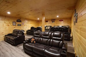 Un sauna équipé de plusieurs fauteuils de massage et d’une petite table sur laquelle est posé un ours en peluche.