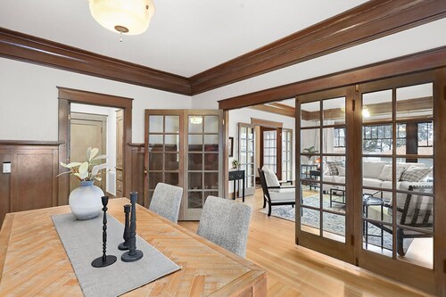 Executive Style Comfort with AC, WiFi in The Dalles