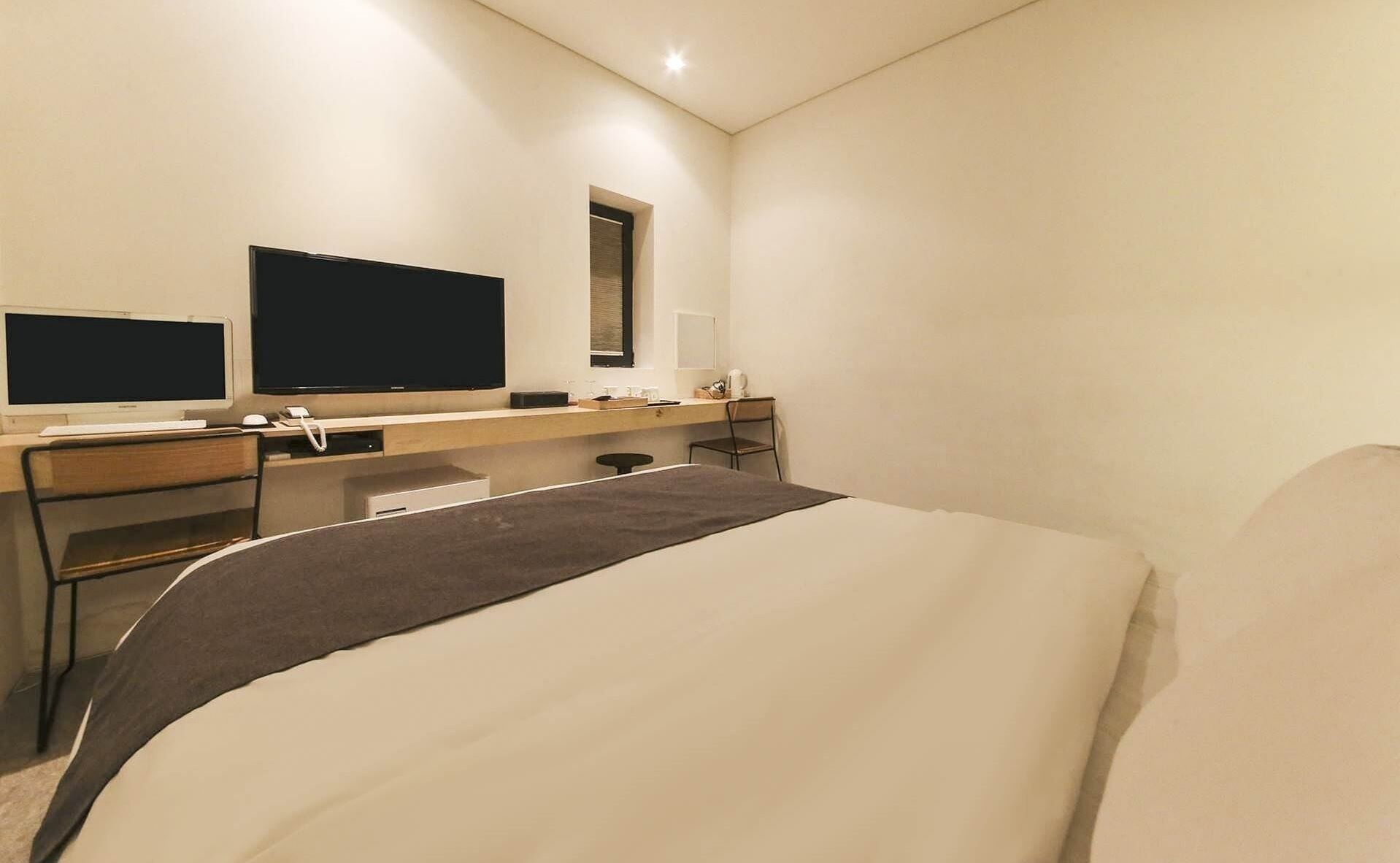 Caja de seguridad en la habitación y escritorio 