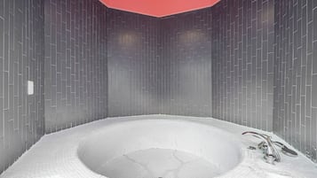 Designertoiletartikler, hårtørrer, badekåber, hjemmesko