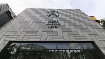 Vista frontal de la propiedad