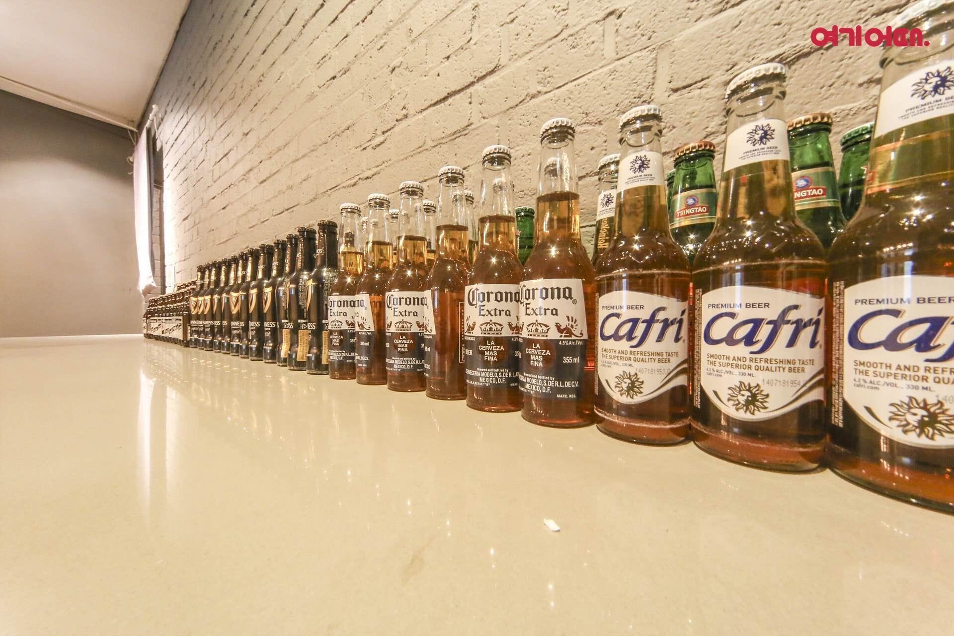 Varias botellas de cerveza sobre una barra.