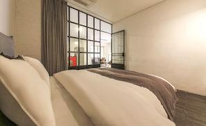 Suite with Terrace | Coffres-forts dans les chambres, bureau