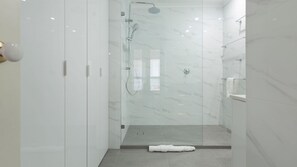 Een douche, een haardroger, handdoeken