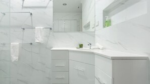 Dusche, Haartrockner, Handtücher