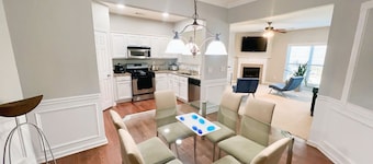 Charming 2-Master Bedroom Townhome with Piano & Free Parking, 5mins to Downtown!