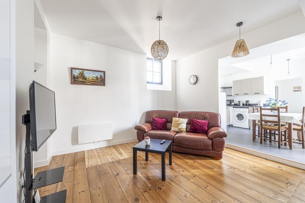 Älytelevisio, kirjoja, työhuone