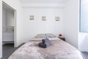 1 habitación, escritorio, tabla de planchar con plancha y cuna de viaje 