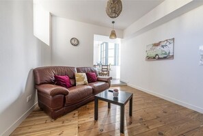 Smart TV, libros, oficina