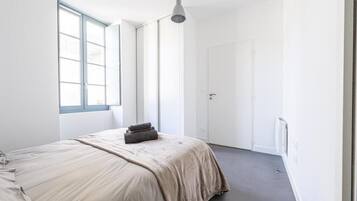 1 makuuhuone, työpöytä, silitysrauta/-lauta, vauvan matkasänky