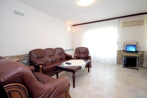 Villa – comfort, hageutsikt | Oppholdsområde