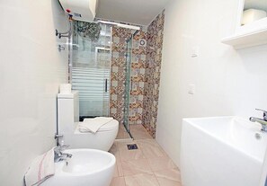 Comfort-Villa, Gartenblick | Badezimmer
